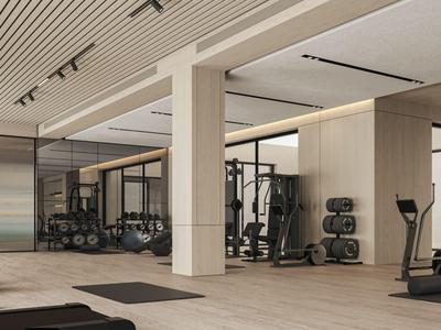 Moderner Fitnessraum mit Geräten und Blick auf Innenräume eines Hotels.