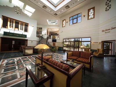 Een modern ingerichte hotellobby met comfortabele zitgedeeltes en grote ramen.