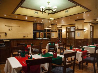 Elegant restaurant met gedekte tafels en warme houtdecoratie.