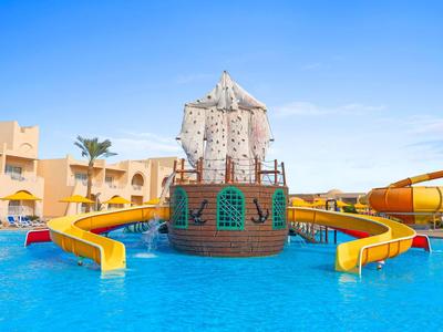 Kolorowy plac zabaw wodny z zjeżdżalniami w hotelowym basenie pod niebieskim niebem