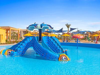 Kinderplanschbecken mit blauem Wasserspielgerät und Sonnenschirmen im Hintergrund