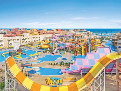 Kolorowy park wodny ze zjeżdżalniami i basenami nad brzegiem morza