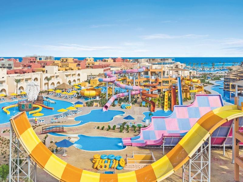 Duży, kolorowy park wodny z zjeżdżalniami i basenami nad morzem.