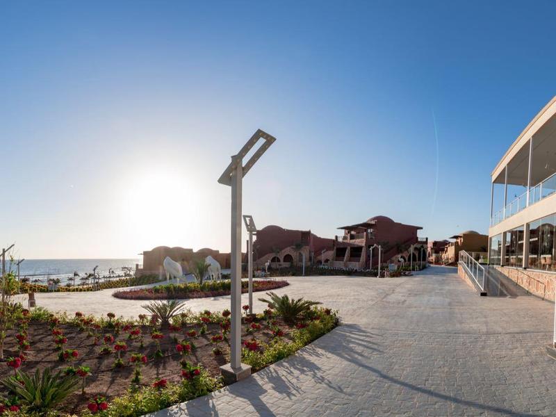 Panoramiczny widok nowoczesnego hotelu z basenem na świeżym powietrzu i słonecznym tarasem.