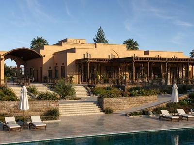 Hotel di lusso con ombrelloni, lettini e una grande piscina in primo piano.