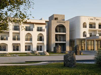 Edificio di hotel moderno con facciata bianca e grandi finestre in una posizione soleggiata.