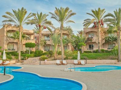 Hotel con piscina e palme in un ambiente tropicale
