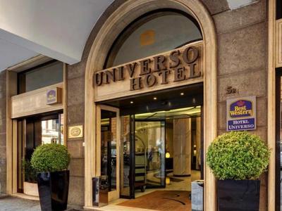 Eingang zum Universo Hotel mit großer Glas-Schiebetür und zwei rechteckigen Pflanzkübeln.