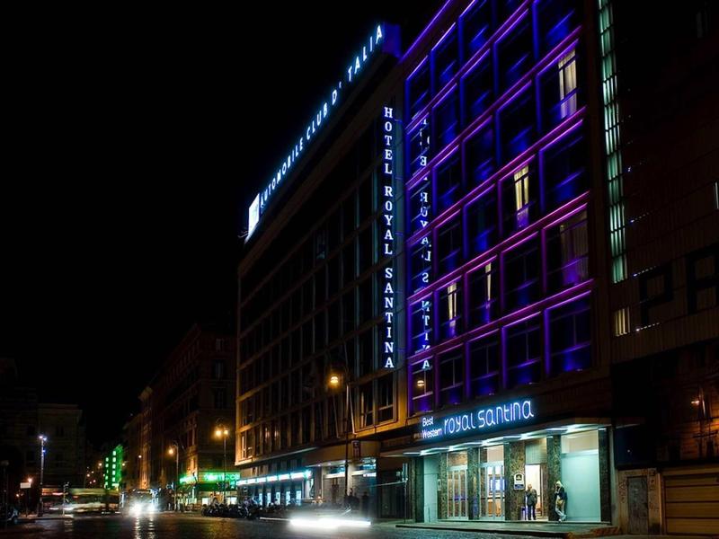 Nächtliche Straßenszene mit beleuchteten Gebäuden und bunten Neonlichtern in der Stadt.