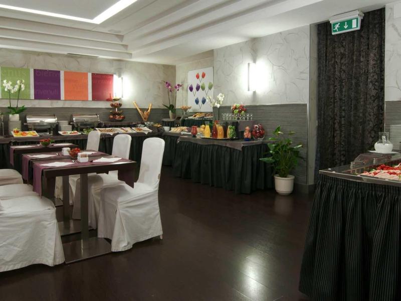 Vergaderruimte met gedekte tafels en gevarieerd buffet in een hotel.