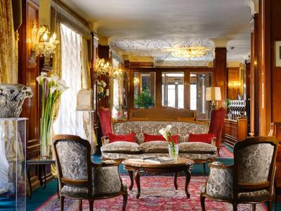 Elegancki salon hotelowy z antycznymi meblami i ciepłym oświetleniem