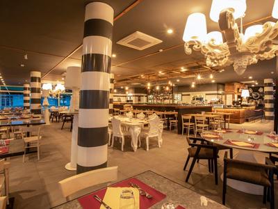 Gezellig restaurant met modern meubilair en warme verlichting in een hotel.