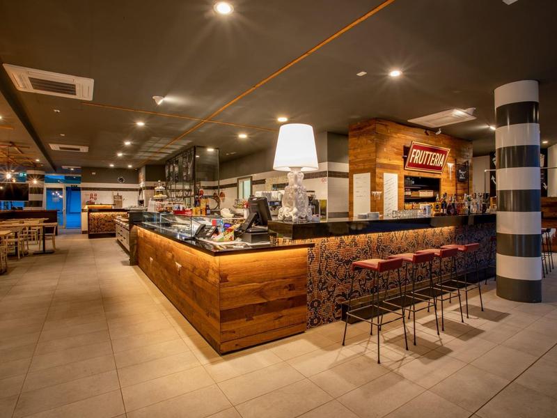 Moderne hotelbar met houten balie, krukken en gedempt licht