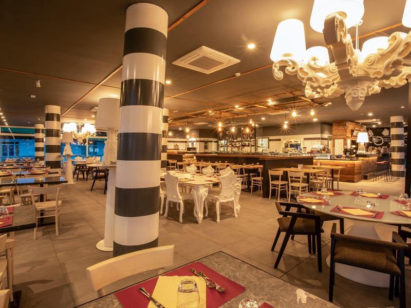 Gezellig restaurant met modern meubilair en warme verlichting in een hotel.