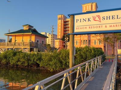 Eingang zu Pink Shell Resort & Marina mit Steg und Palmen in der Abendsonne