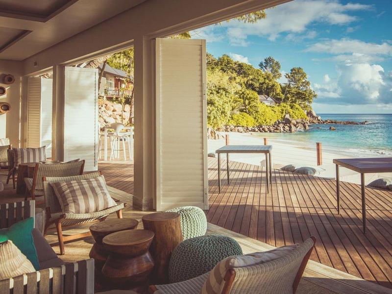 Pohodlný salón s terasou a výhledem na moře za slunečného počasí.