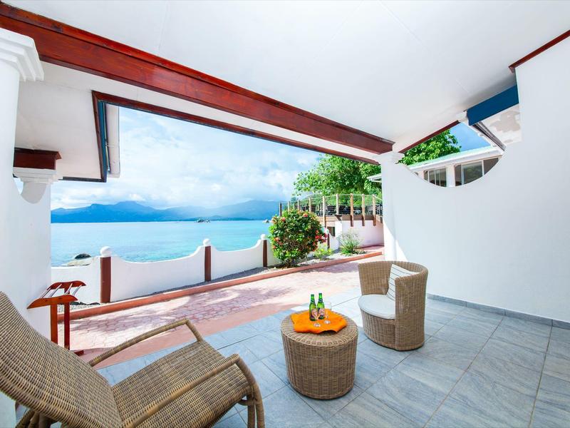 Terrazza con sedie e vista mare in una giornata di sole.