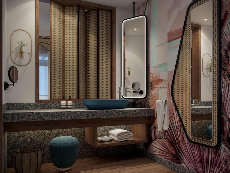 Modernes Badezimmer mit Spiegeln, blauem Waschbecken, Holzregalen und warmem Licht.