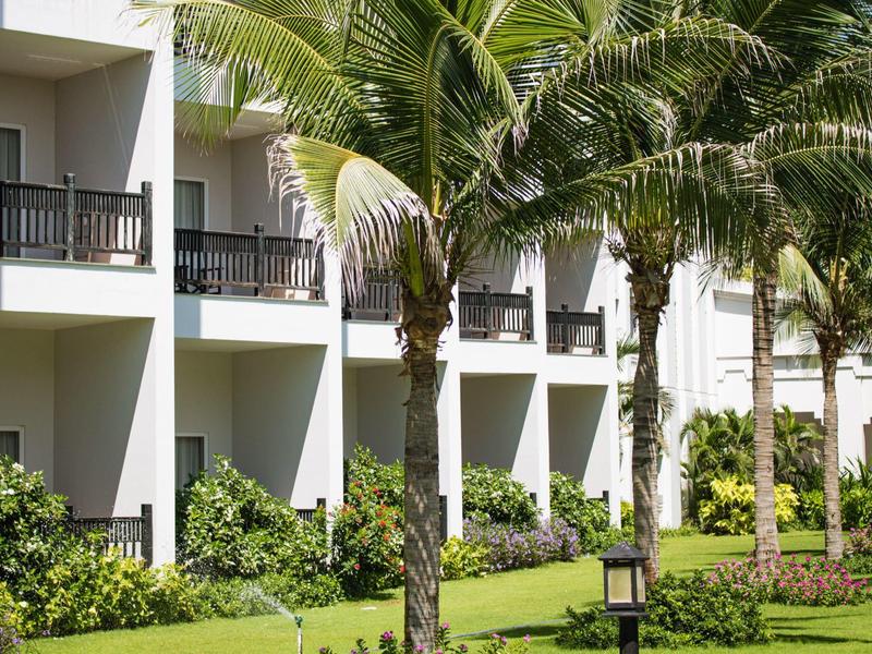 Balkony hotelowe z palmami i zielonym ogrodem w świetle dziennym