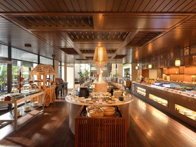 Elegancka sala śniadaniowa z bufetem i nowoczesnym drewnianym sufitem w jasnym wnętrzu.