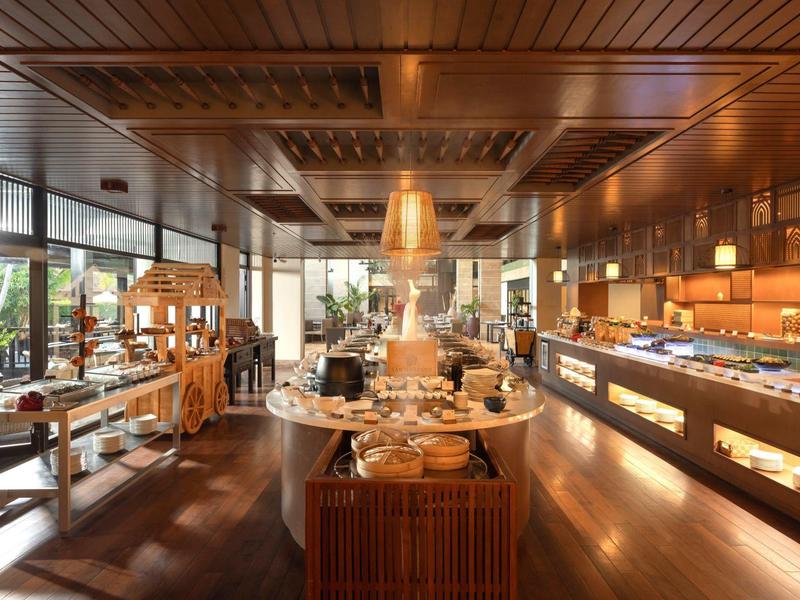 Elegancka sala śniadaniowa z bufetem i nowoczesnym drewnianym sufitem w jasnym wnętrzu.