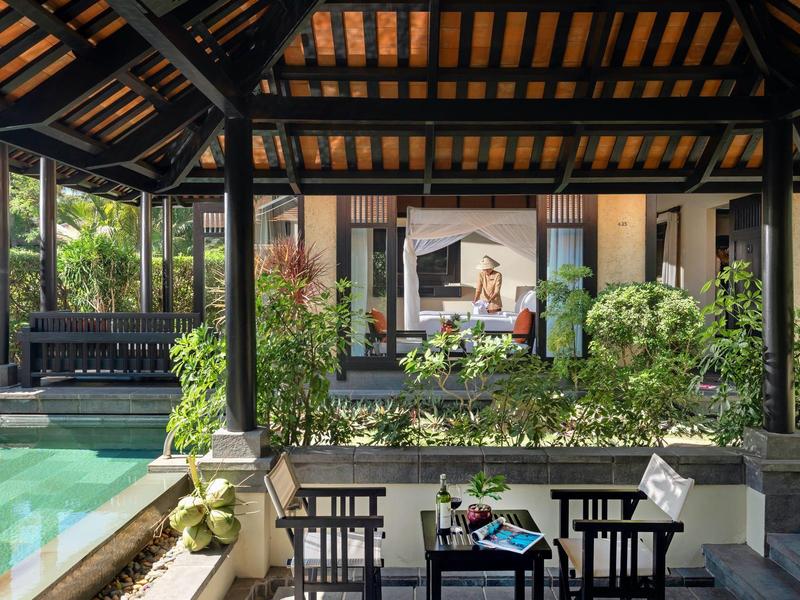 Luksusowy taras z jadalnią, basenem i widokiem na elegancki pokój z baldachimem.