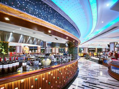 Großzügiges, modernes Buffetrestaurant mit leuchtendem Blau, Holzakzenten und vielfältigem Speiseangebot.