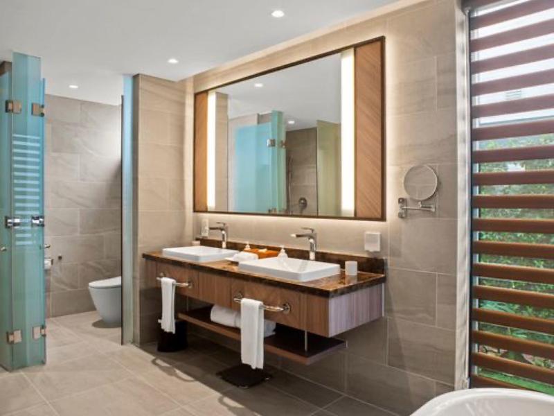 Nowoczesna łazienka z podwójnymi umywalkami, dużym lustrem i naturalnym światłem