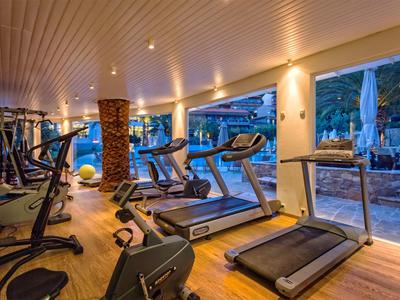 Moderne Fitnessstudio-Ausrüstung mit Laufbändern und Blick auf den Außenpool