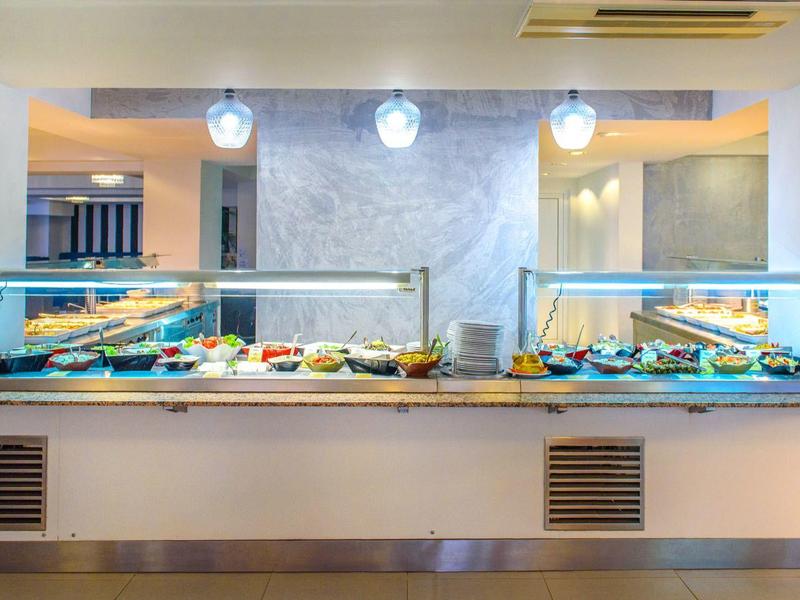 Buffet avec divers plats sous vitres dans un restaurant d'hôtel moderne.
