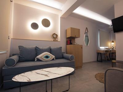 Moderner Wohnraum mit blauem Sofa, ovalem Marmor-Couchtisch und hellem Lampenlicht.