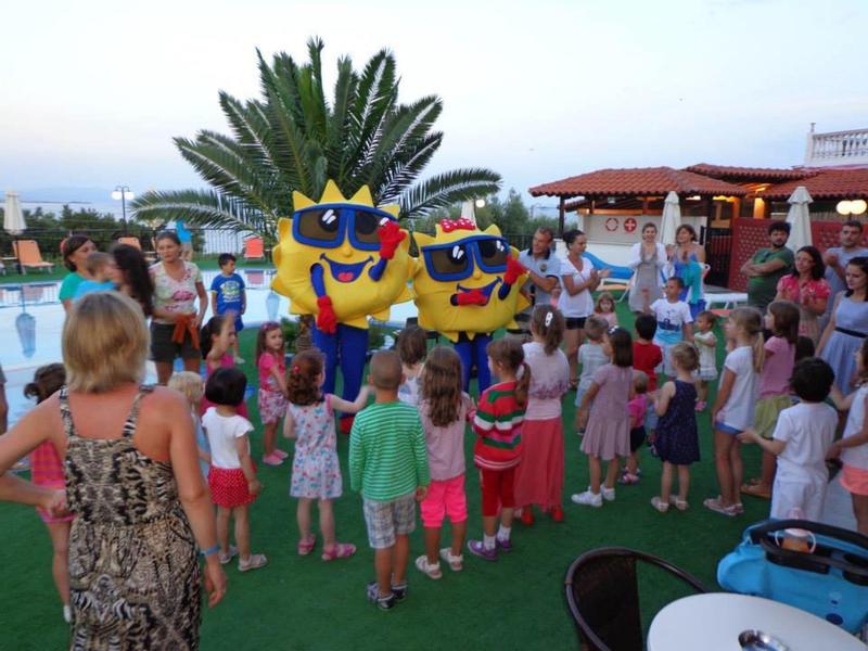 Buffet mit Käse, Salat, Gläsern und roter Rosen-Dekoration auf glänzendem Thekenrand.