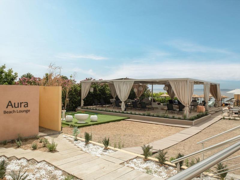 Moderner Außenbereich eines Hotels mit Lounge und Blick auf den Ozean.