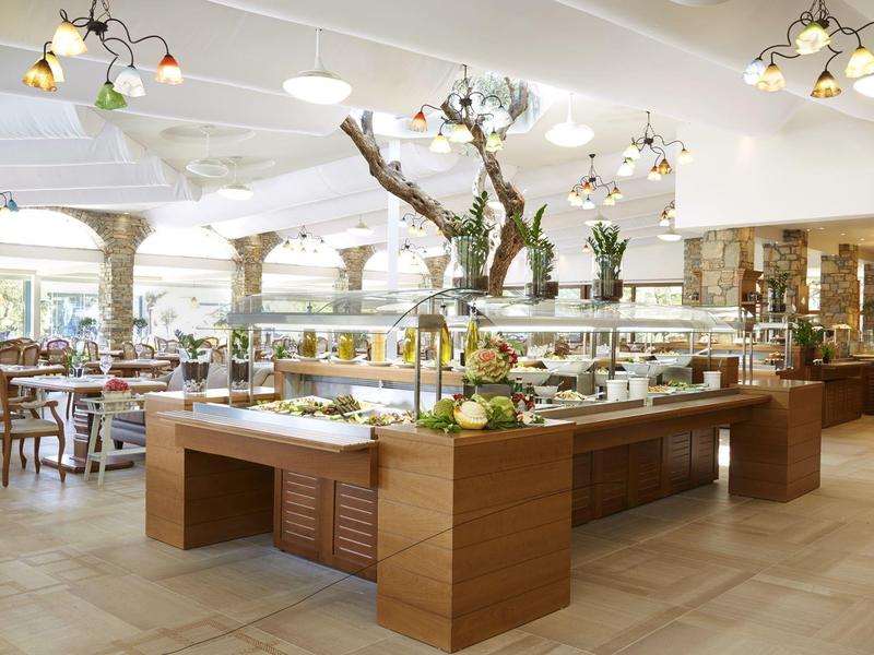 Heller und geräumiger Speisesaal mit Buffet und dekorativem Baum in der Mitte