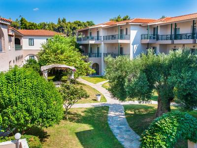 Hotel con giardino ben curato, sentieri e edifici su più piani con balconi.