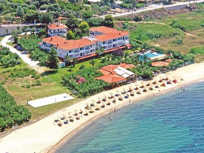 Hotelanlage mit Pool und Strand mit Sonnenschirmen am blauen Wasser