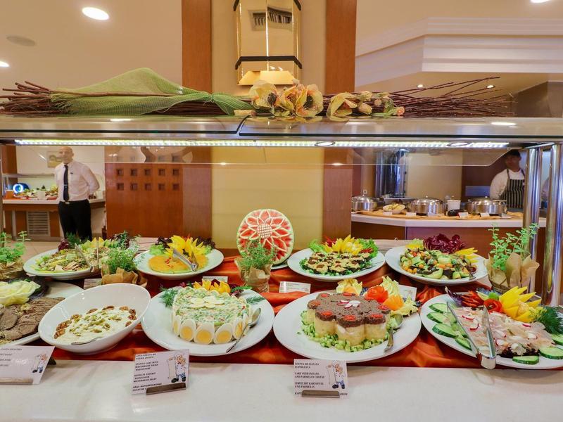 Bufet s různými studenými pokrmy a saláty v hotelové restauraci.