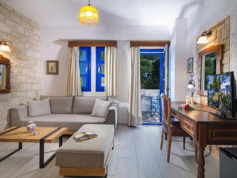 Przytulny pokój dzienny z beżową sofą, drewnianym stolikiem kawowym i telewizorem na komodzie