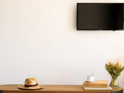 Moderní pokoj s dřevěnou konzolí, televizí na zdi a dekorativními prvky