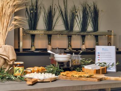 Bufet z różnymi potrawami i dipami na drewnianym stole ozdobionym suchymi roślinami.