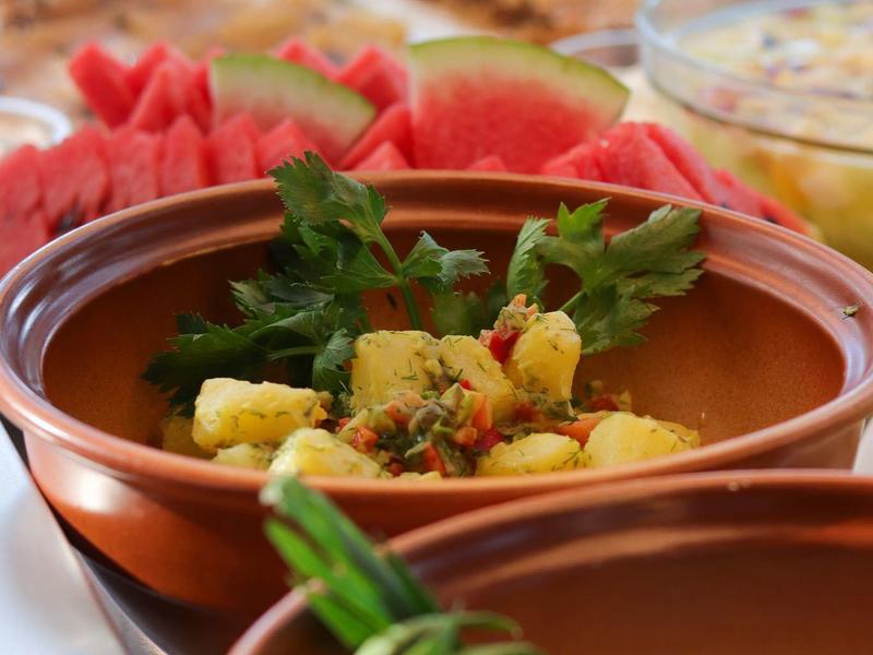 Close-up van kommen met vers fruit en kruiden op een buffettafel.