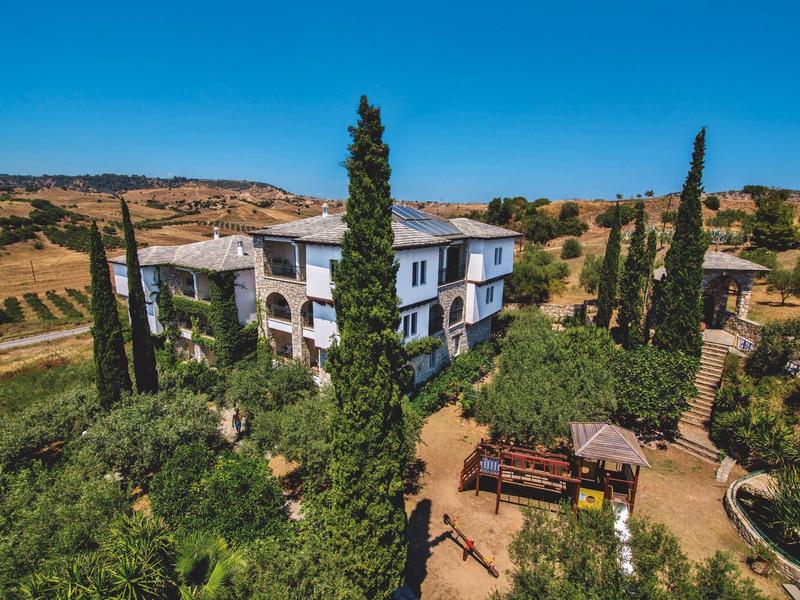 Gezellig zitgedeelte onder een betegelde pergola aan zee.