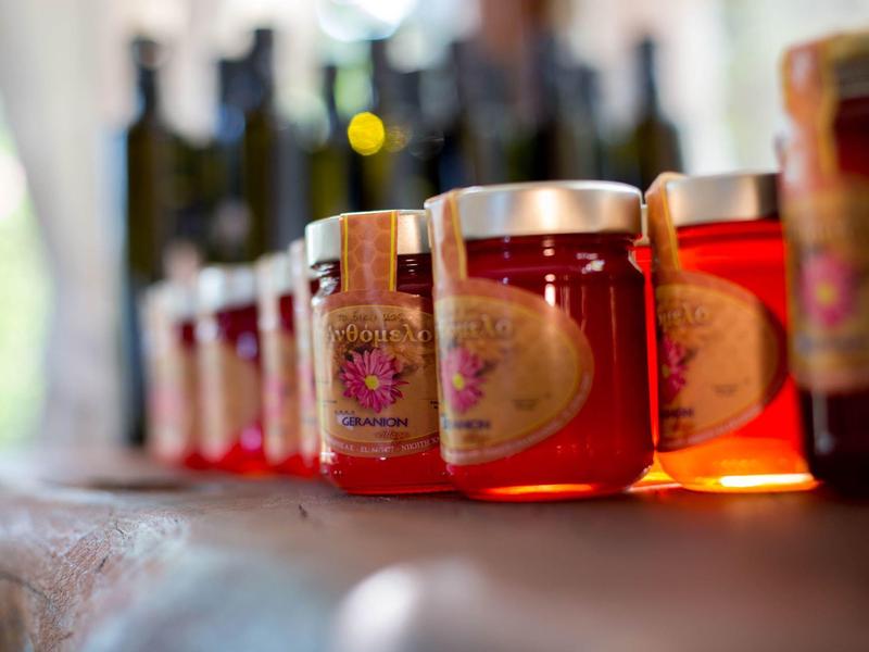 Rij honingpotten op een tafel met een wazige achtergrond.