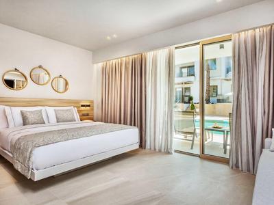 Nowoczesna sypialnia z dużym łóżkiem i balkonem z widokiem na basen.