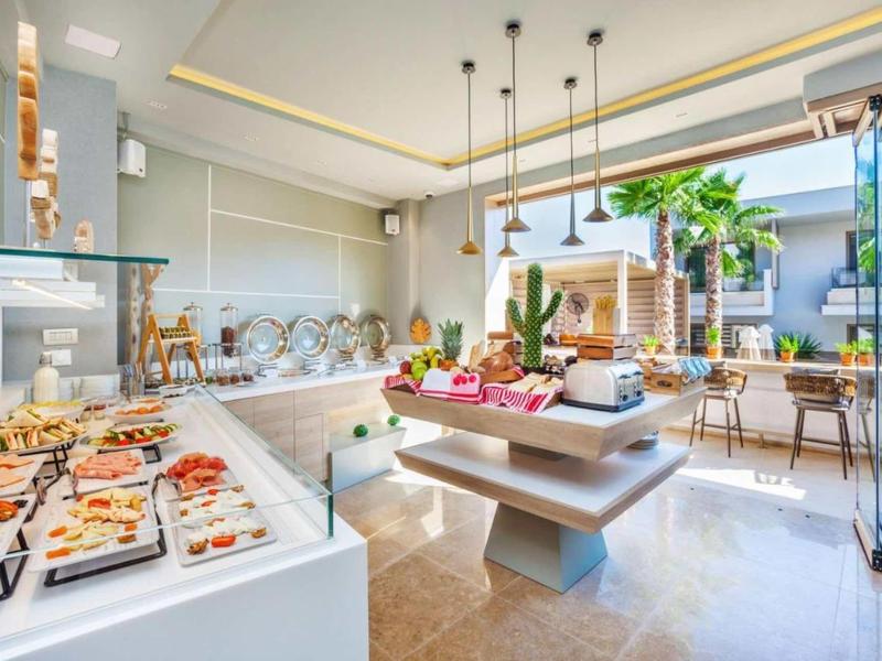 Nowoczesne, jasne śniadanie w formie bufetu z różnorodnymi potrawami i miejscem do siedzenia na zewnątrz.
