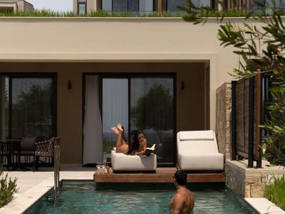 Moderner Wellnessbereich mit privatem Pool und Liegestühlen vor einem Hotelzimmer