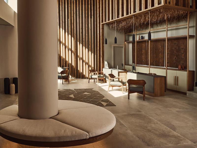 Moderne hotel lobby met ronde zitplaatsen en houten accenten.