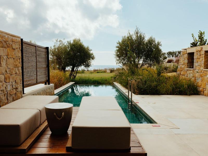 Moderner Außenbereich mit Pool, Sitzgelegenheiten und Blick auf das Meer