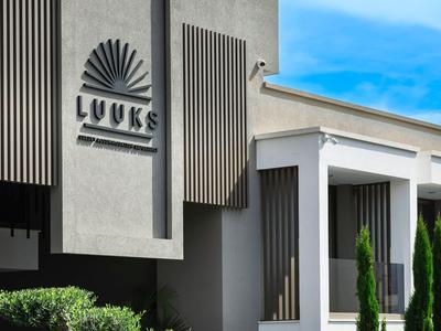 Modernes Hotelgebäude mit ausgeprägter Architektur und klaren Linien unter blauem Himmel.