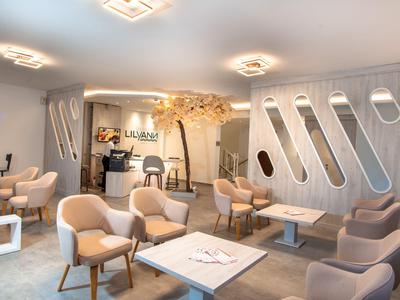 Moderner Loungebereich mit bequemen Sesseln und Tischen in hellem, stilvollem Design.